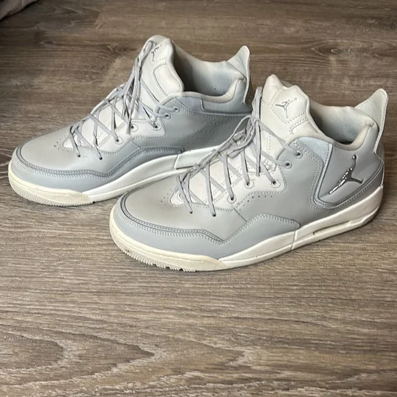 EUC Jordan Courtside shoes (men’s 10) - Picture 3 of 11